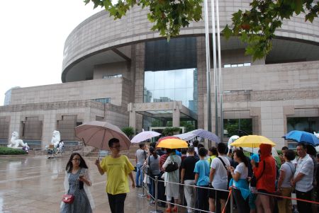 dsc_0480regenachtigshanghaimuseummetveelbezoekersdiebuitenwachten