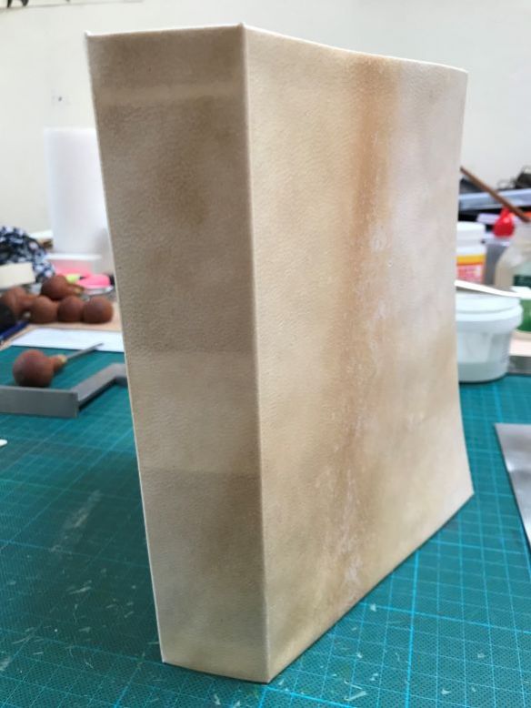 Omslagband met lias. Het perkament is gereed maar ligt intussen onder bezwaar